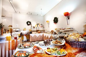 Daily buffet breakfast (EUR 17.5 per person)