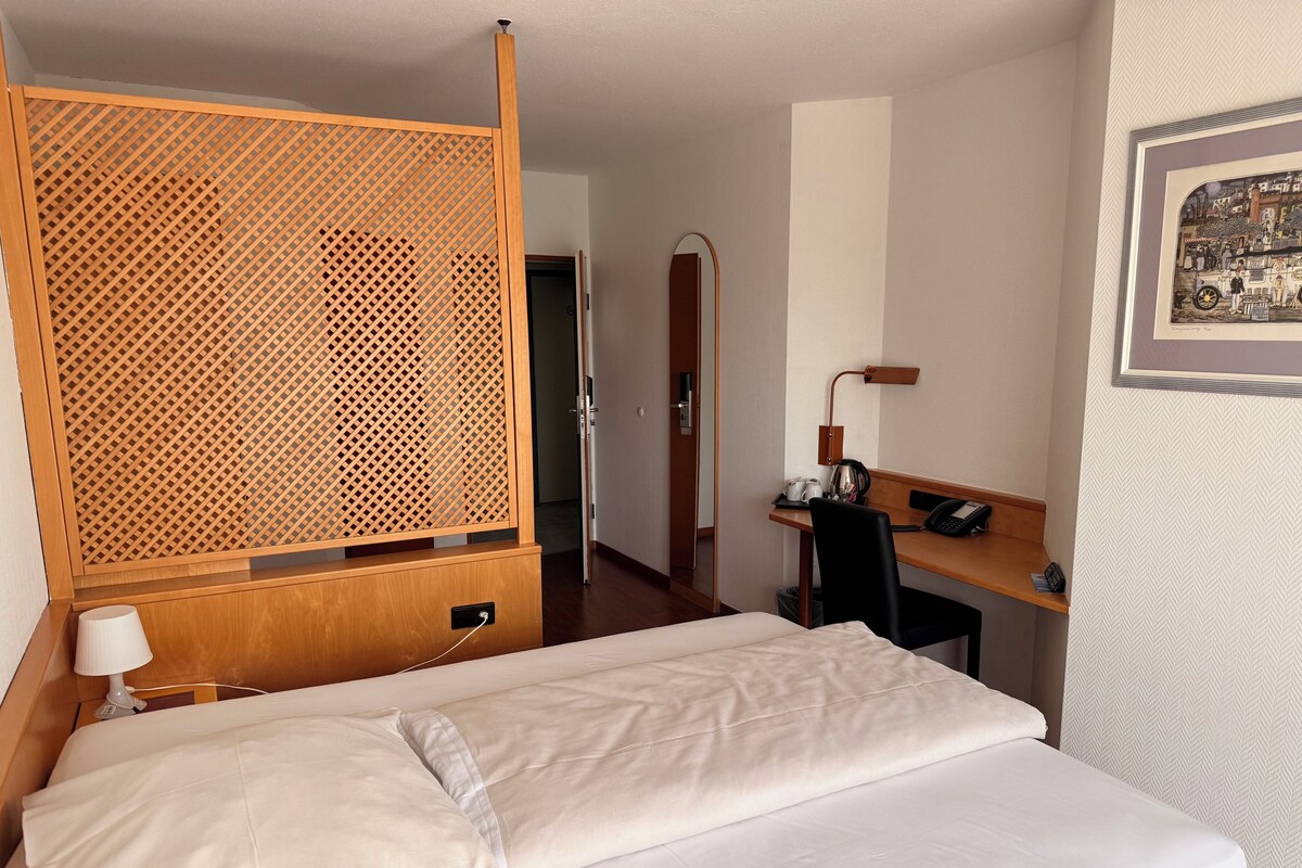 Standard Room, 1 Queen Bed | In-room safe, desk, soundproofing, iron/ironing board (on request)