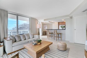 Suite, 1 kingsize bed, aan zee (Beach House) | Woonruimte | Flatscreentelevisie, een videogameconsole en betaalfilms