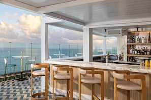 2 bars/lounges, poolside bar - Beach House Fort Lauderdale, a Hilton Resort (Fort Lauderdale)
