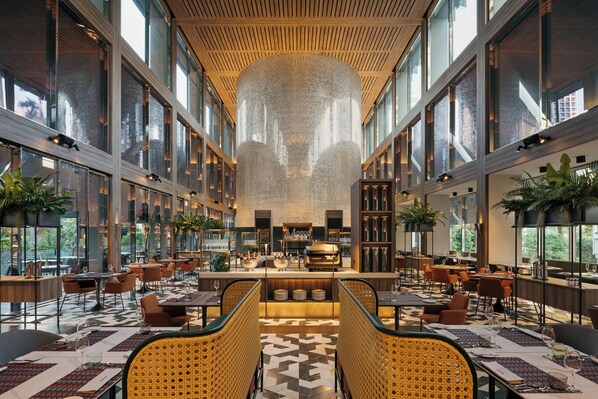 Serviço de café da manhã, almoço, jantar; restaurante ao ar livre