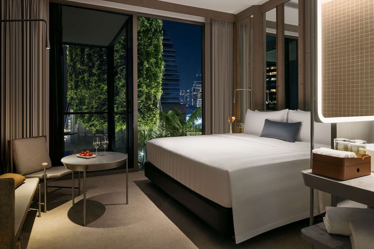 Hypo-allergenic bedding, minibar, in-room safe, soundproofing