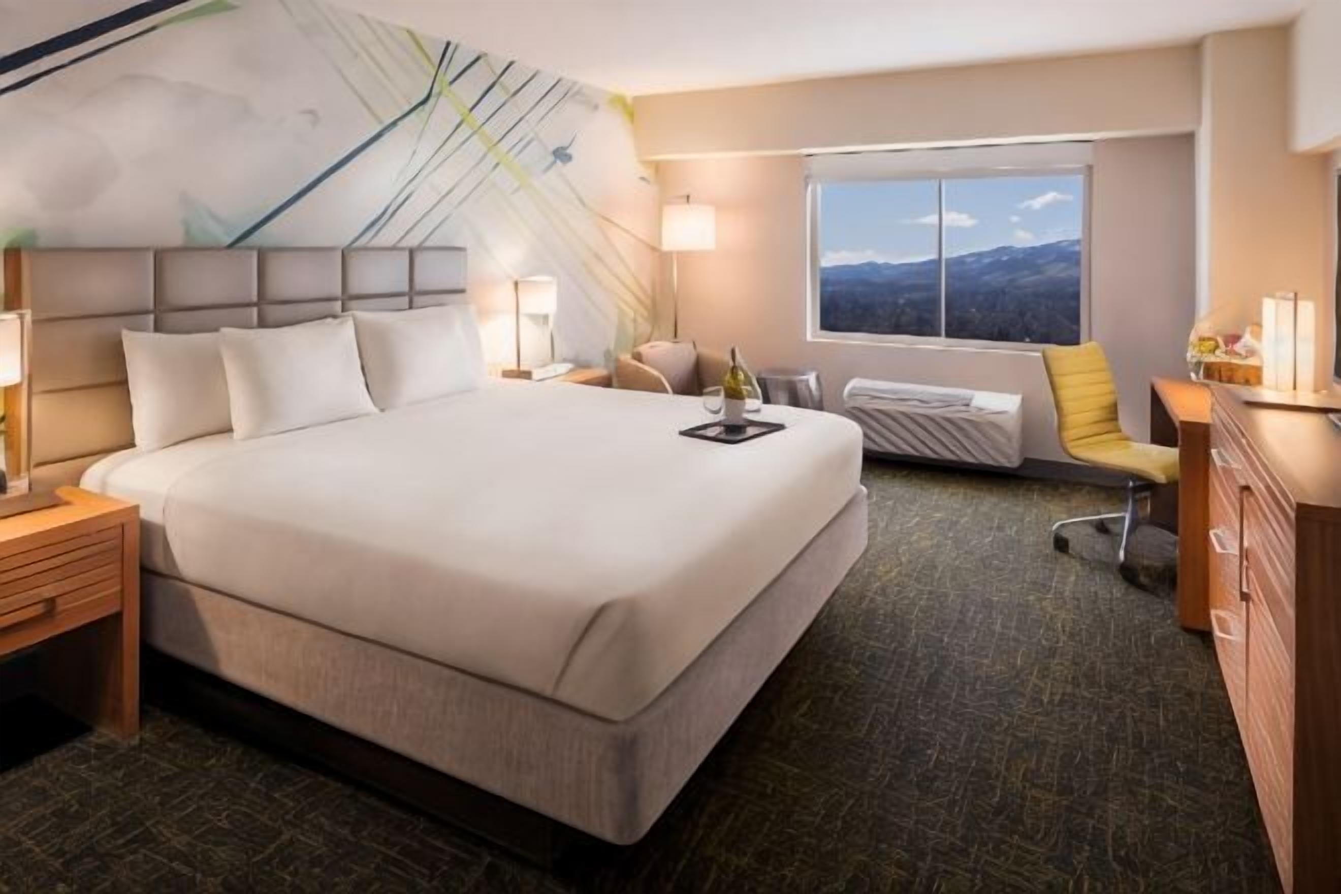 Espacio para trabajar con laptop y tabla de planchar con plancha 