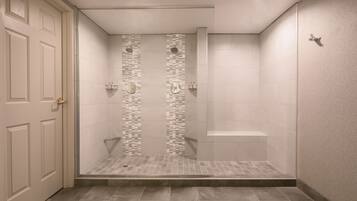 Executive Suite King Non-Smoking | Bathroom | Rainfall showerhead, free toiletries, hair dryer, towels