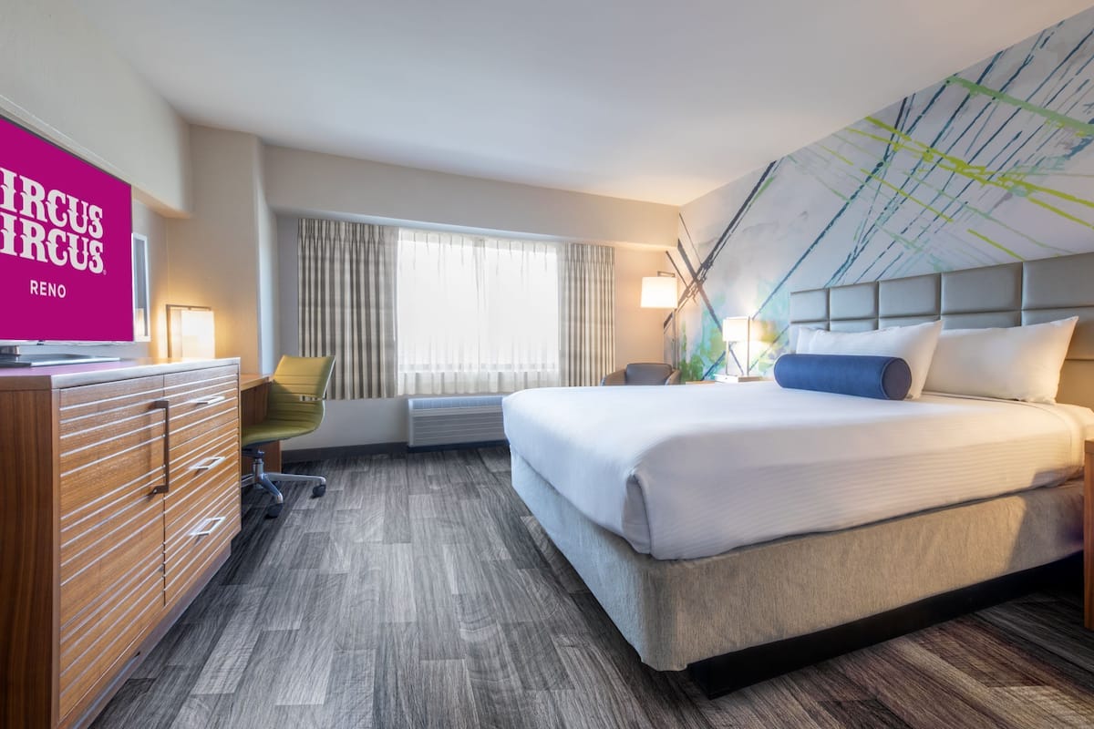 Chambre luxueuse | Espace de travail pour ordinateurs portables, fer et planche à repasser