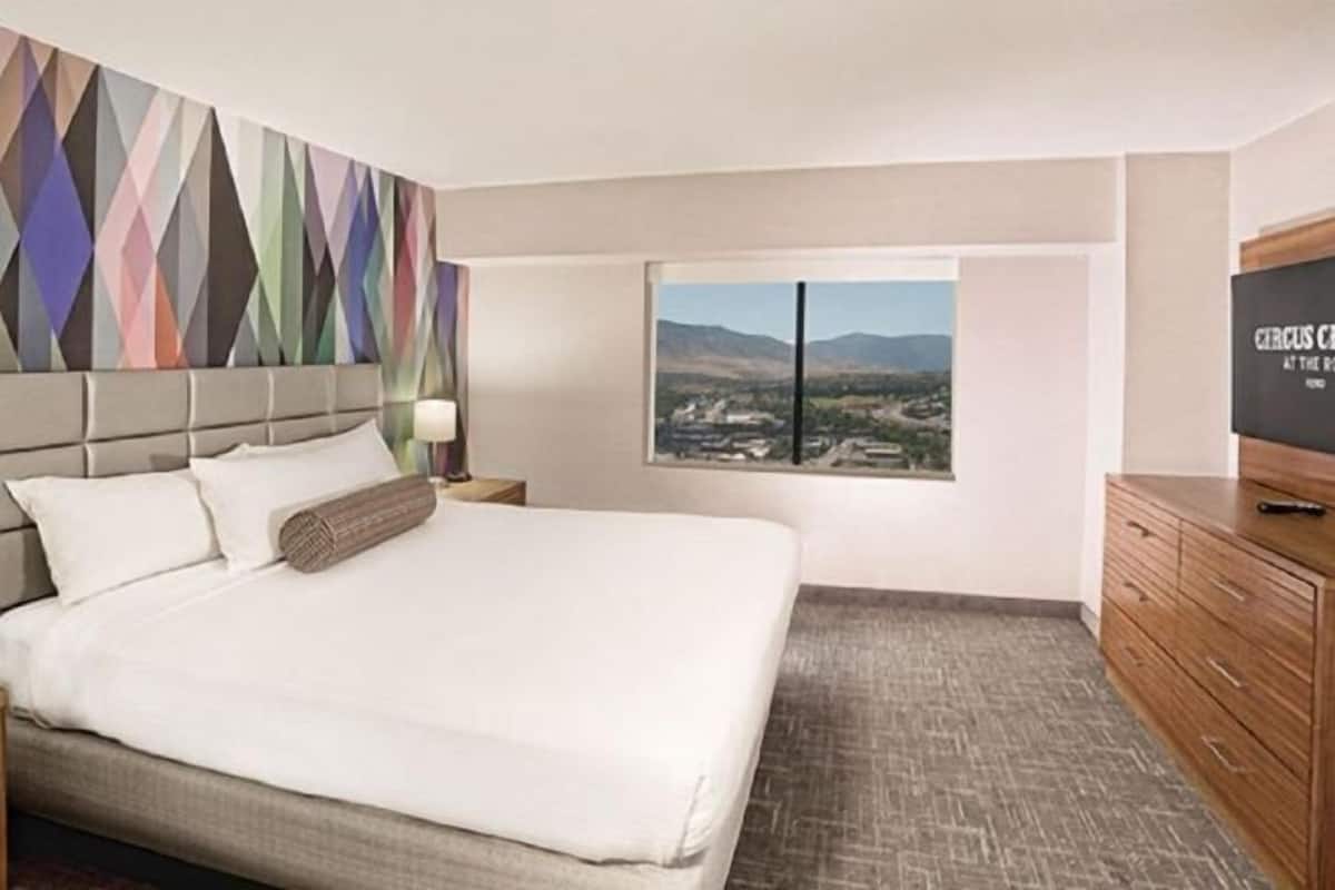 Laptop workspace, iron/ironing board, free WiFi, bed sheets