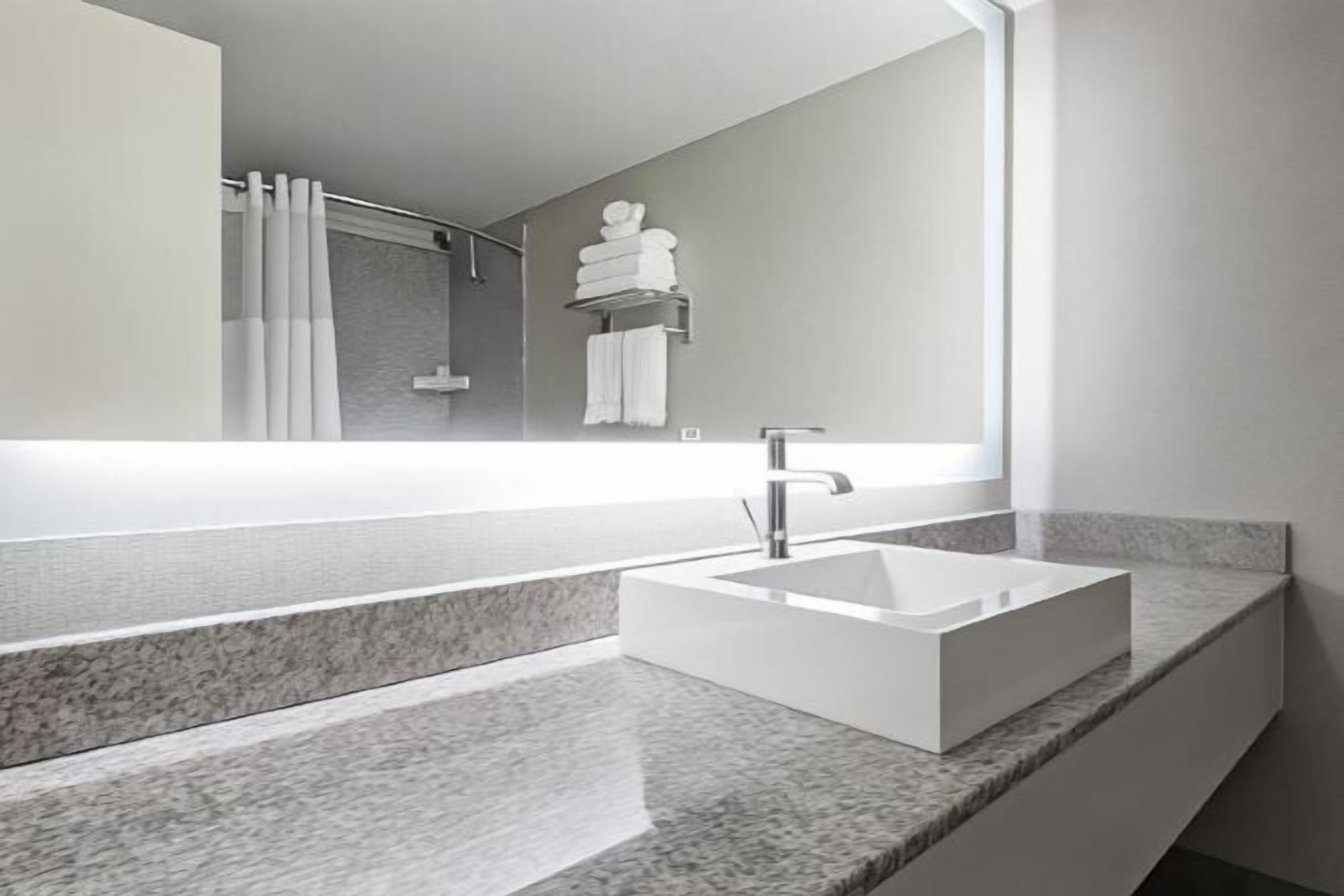 Regadera tipo lluvia, amenidades de baño gratuitas, secadora de cabello 