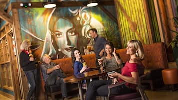 6 restaurants, breakfast, lunch, dinner served; Italian cuisine