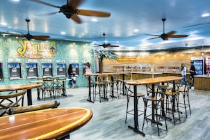 6 restaurantes; se sirve desayuno, almuerzo, cena y brunch