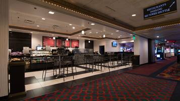 6 restaurants, serveren ontbijt, lunch, diner, Italiaanse gerechten