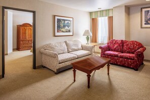 Spa Suite King Non-Smoking | Área de sala de estar | Televisión de pantalla plana de 42 pulgadas con canales vía satélite 