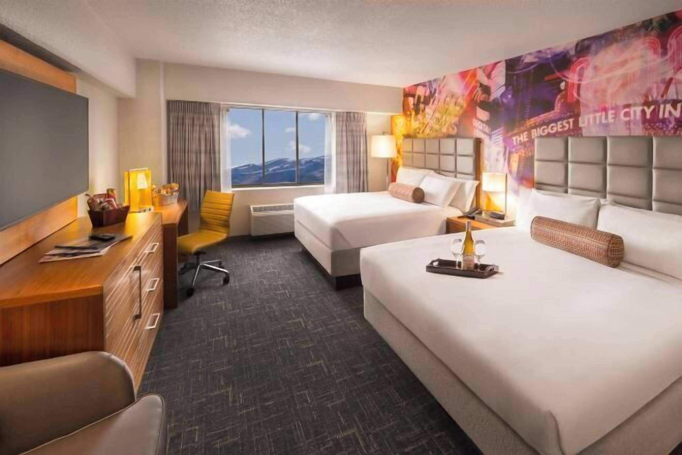 Espacio para trabajar con laptop y tabla de planchar con plancha 