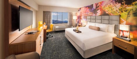 LUXURY PREMIUM ROOM 1 KING NON-SMOKING | Espacio para trabajar con laptop y tabla de planchar con plancha