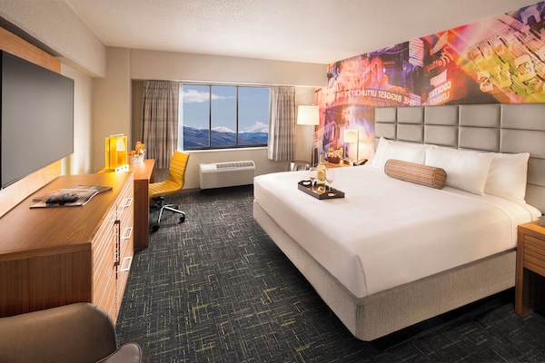 North Tower Luxury Room 1 King Non-Smoking | Laptop workspace, iron/ironing board, free WiFi, bed sheets