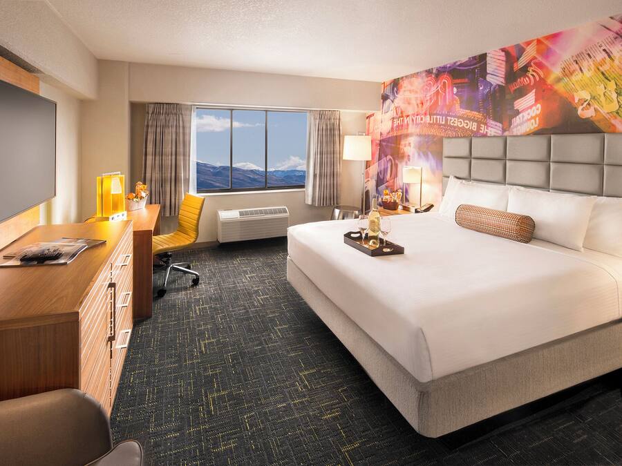 North Tower Luxury Room 1 King Non-Smoking | Skrivebord for bærbar PC, strykejern/-brett og wi-fi (inkludert)