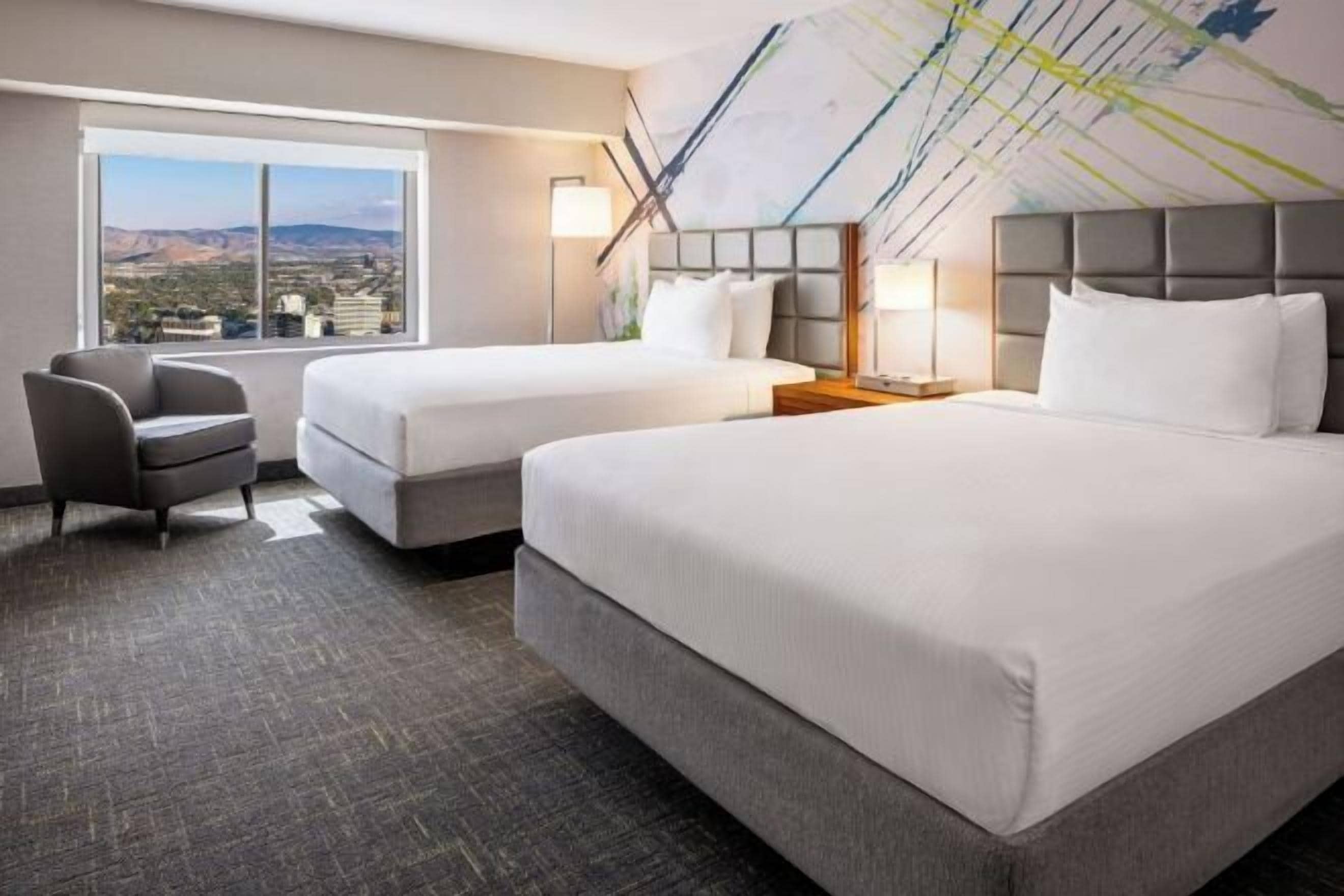 Espacio para trabajar con laptop y tabla de planchar con plancha 