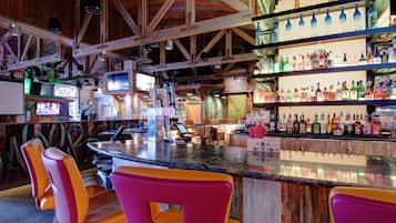 5 bars/lounges