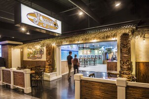 6 restaurantes; se sirve desayuno, almuerzo y cena; cocina italiana