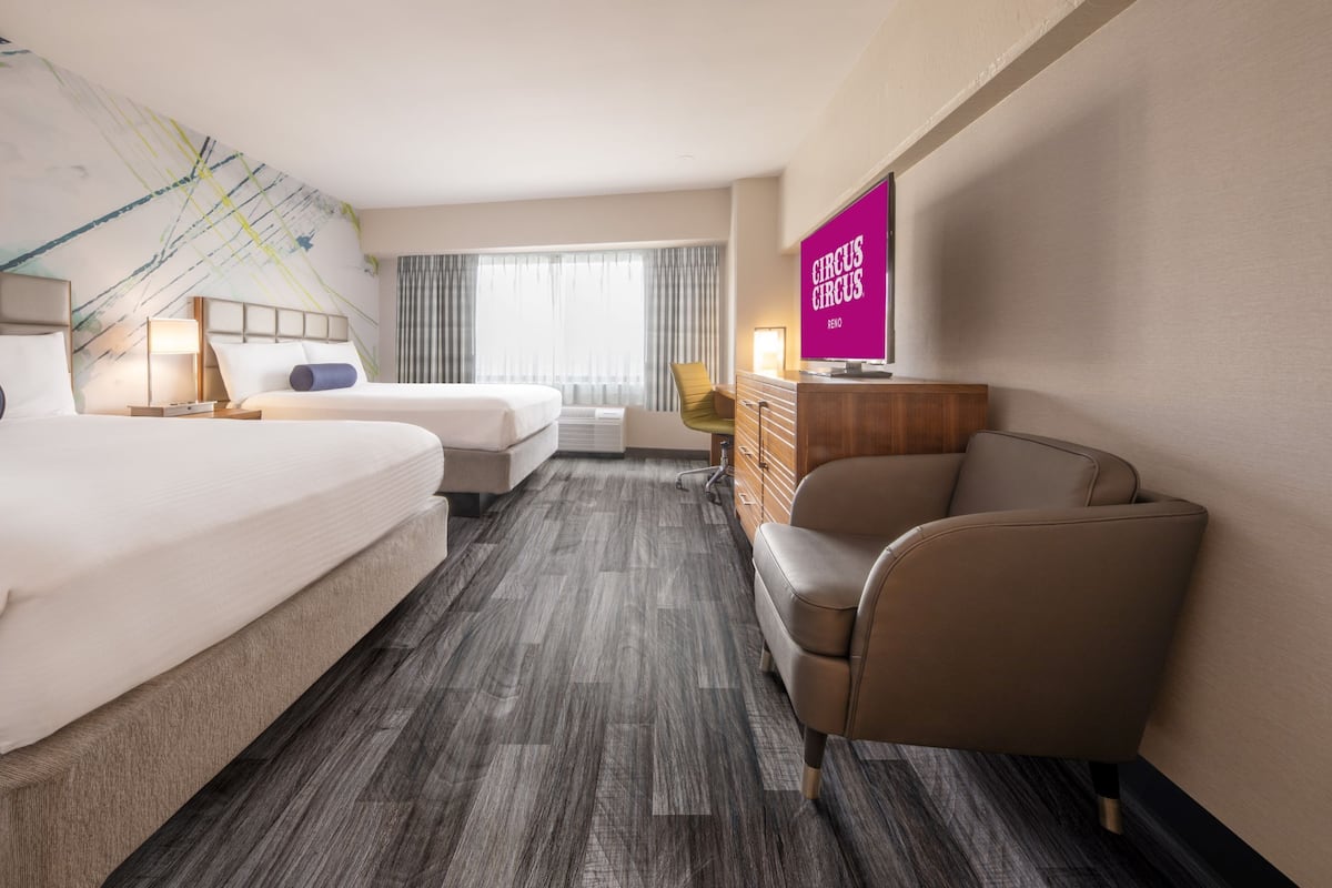 Chambre luxueuse | Espace de travail pour ordinateurs portables, fer et planche à repasser