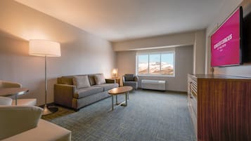 Skrivebord for bærbar PC, strykejern/-brett og wi-fi (inkludert)