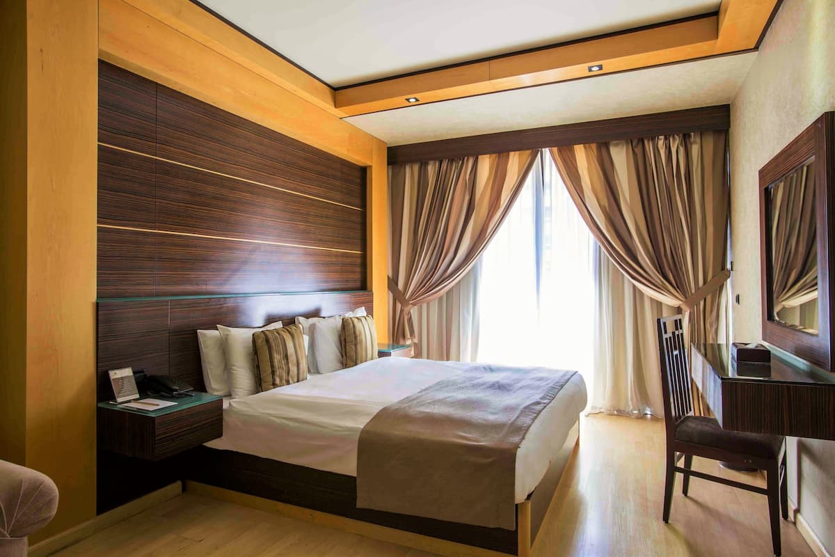 1 bedroom, premium bedding, minibar, in-room safe