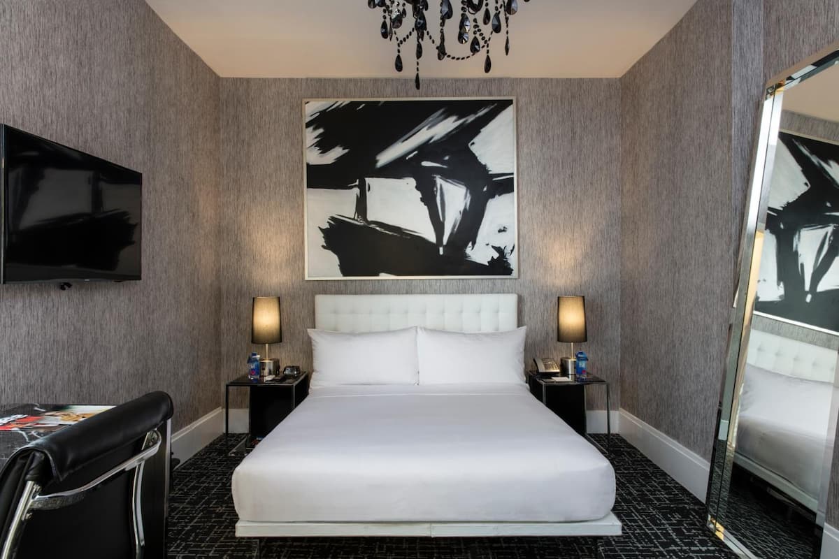 Premium bedding, in-room safe, iron/ironing board, free WiFi