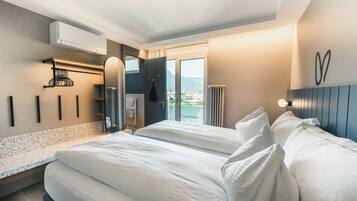 Mate Apartment 340 | Hypo-allergenic bedding, down comforters, in-room safe, blackout drapes