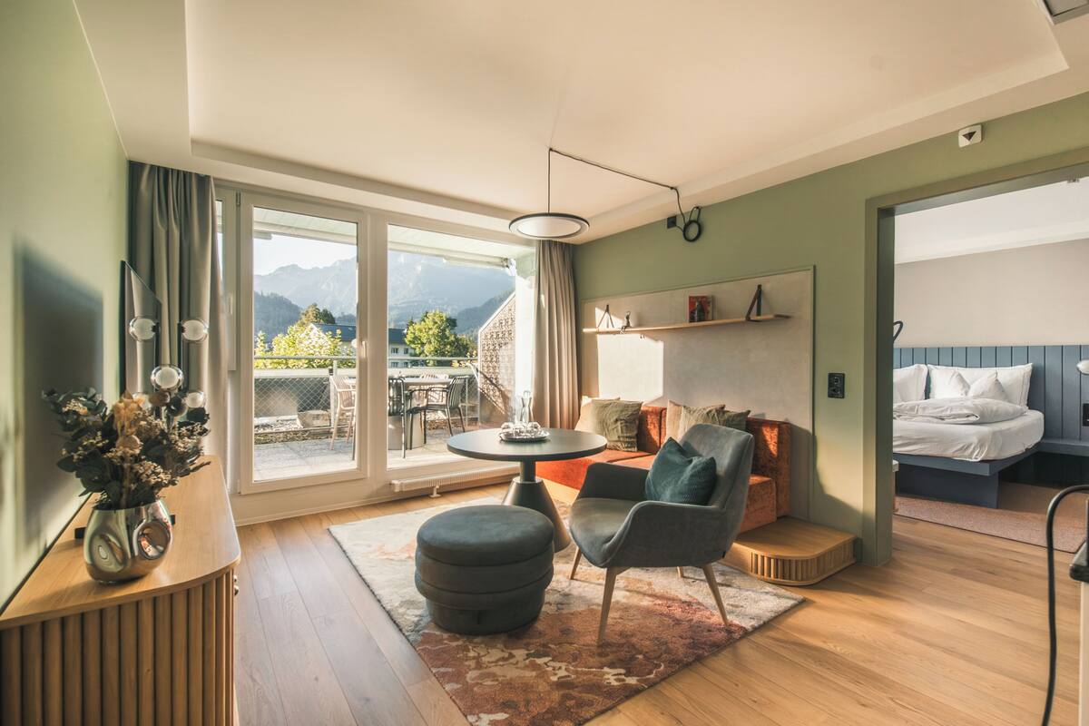 Luxe Apartment 150 | 起居區 | 55-吋平面電視、有線頻道、電視、Netflix