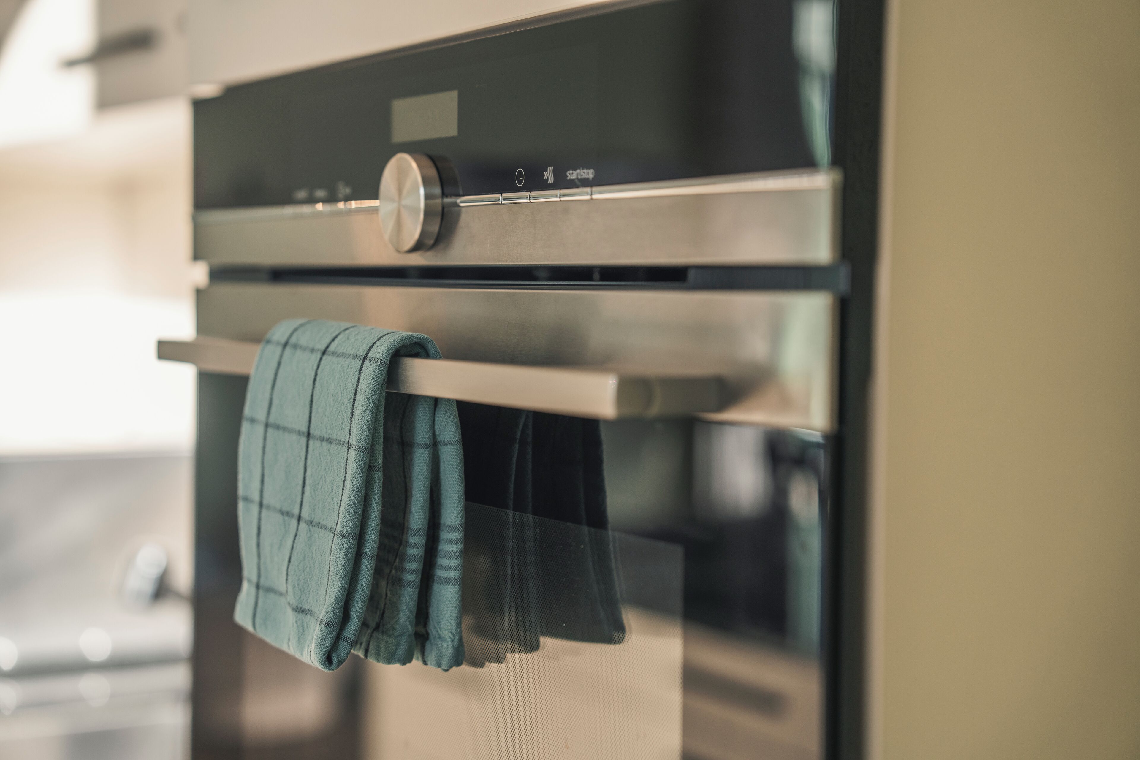 flow suite family room e20 | private kitchen | full-sized fridge, microwave, oven, stovetop