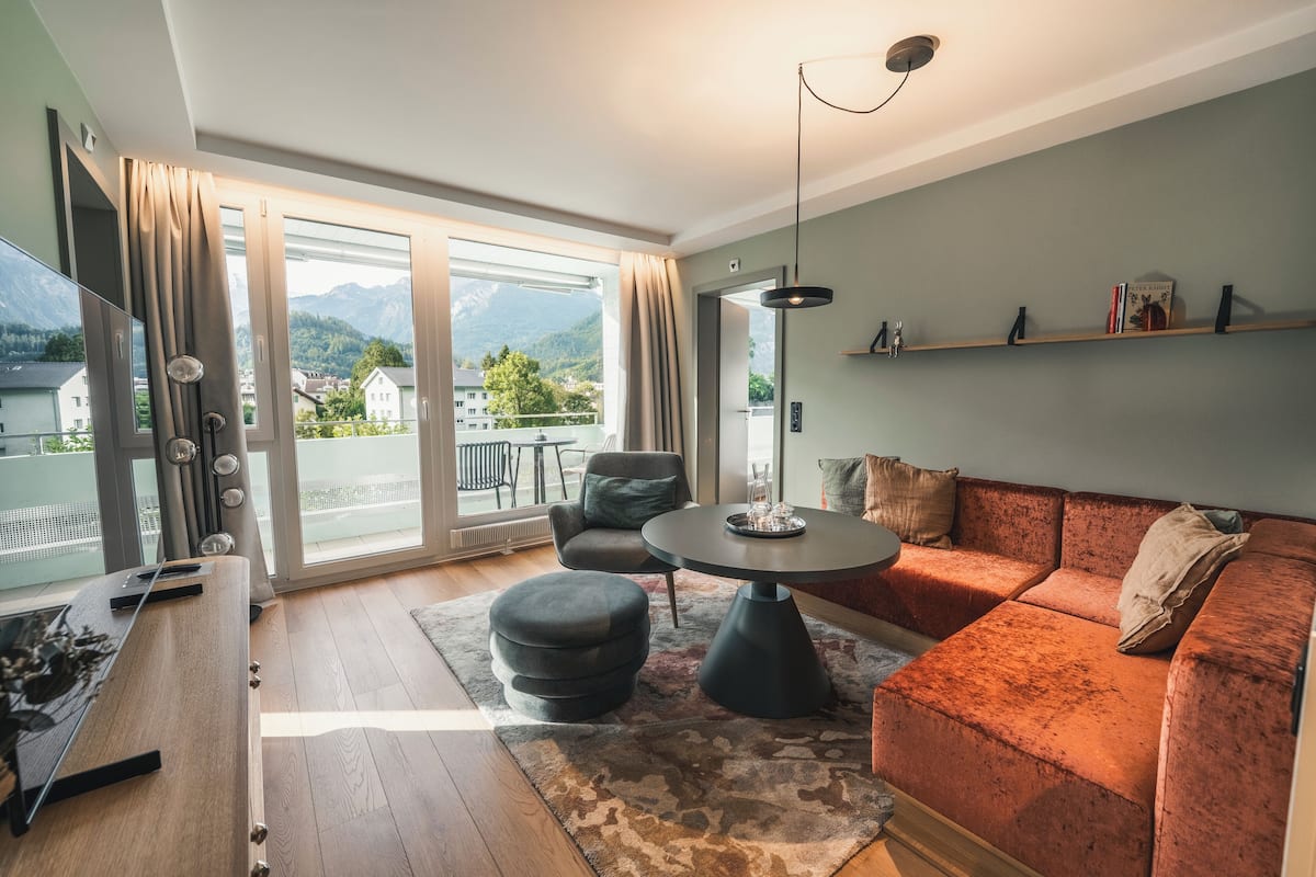 Luxe Apartment 250 | Zona de estar | Una televisión de pantalla plana, Netflix, libros