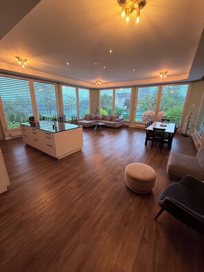 Flow Suite Family Room E20 | 起居区 | 55-英寸纯平电视（配备有线频道）、电视、Netflix