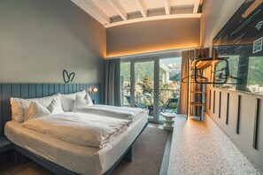 Loft Suite 570 | Hypo-allergenic bedding, down comforters, in-room safe, blackout drapes