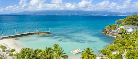 Accommodatie ligt op het strand, wit zand, ligstoelen, parasols