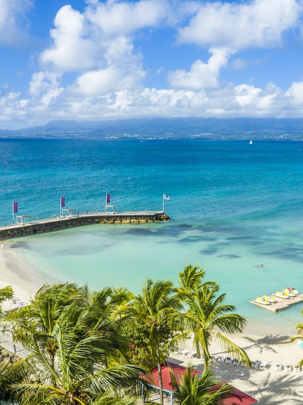 Plage, sable blanc, chaises longues, parasols