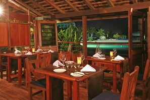 3 restaurants, breakfast, lunch, dinner served; French cuisine 