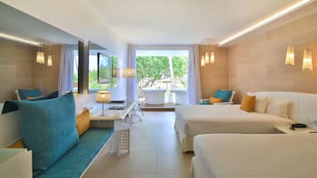 Une chambre d’hôtel avec deux lits, un bureau, une chaise et une vue sur l’extérieur.