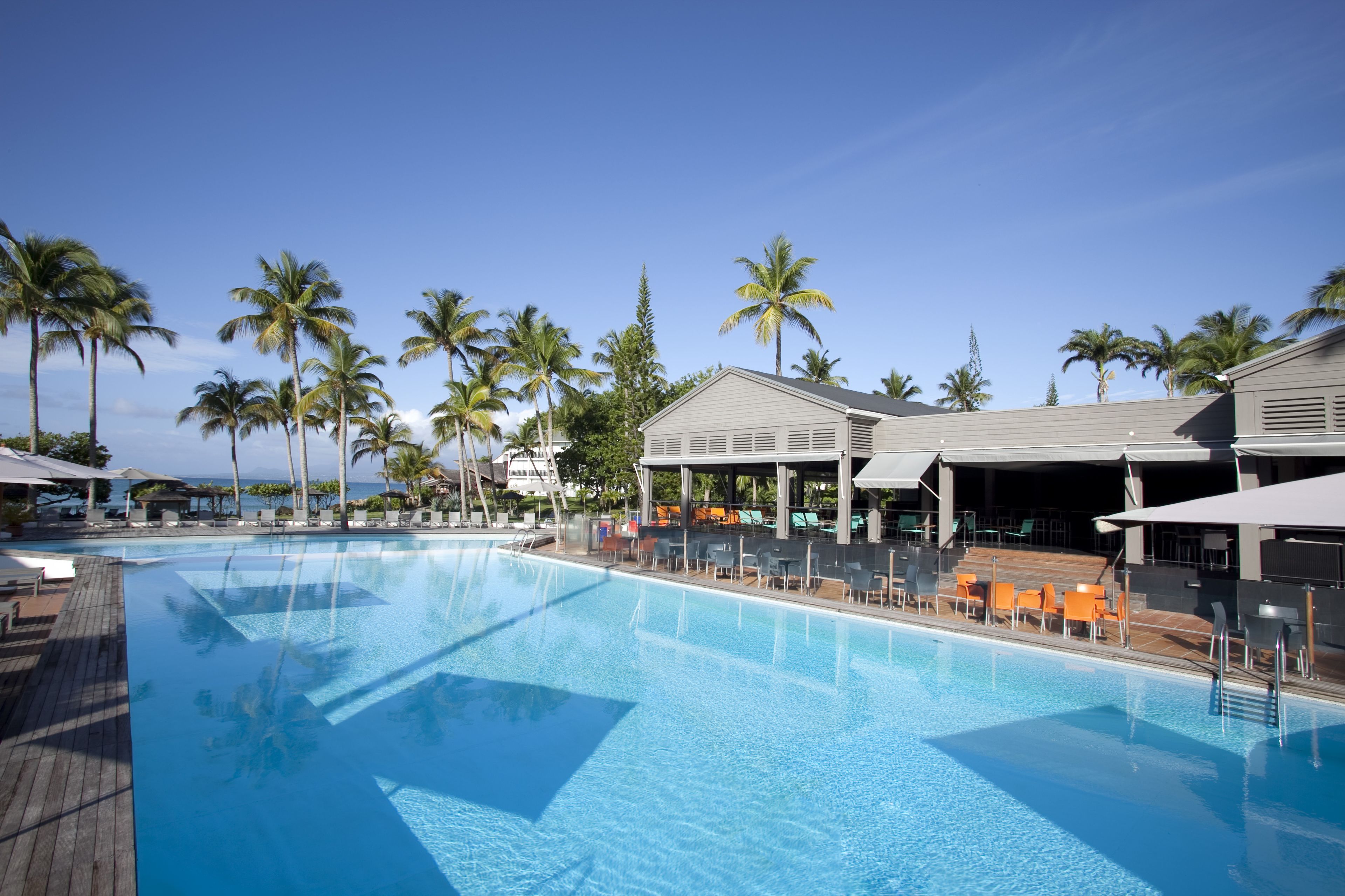 Piscine extérieure, parasols de plage, chaises longues