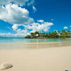 Plage, sable blanc, chaises longues, parasols