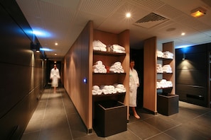 Outdoor treatment areas, sauna, steam room, Turkish bath