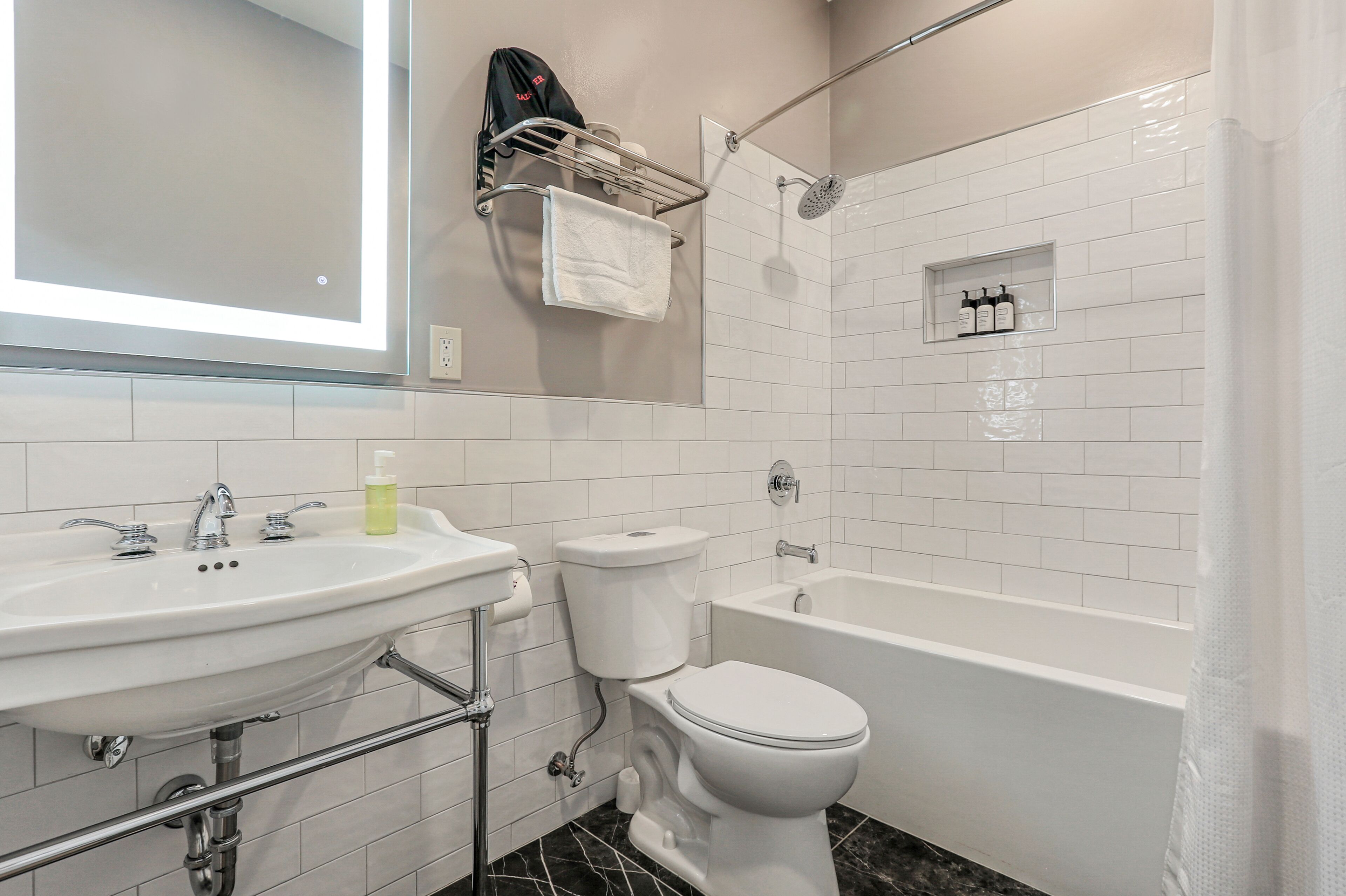 Une salle de bain moderne avec un lavabo, des toilettes et une baignoire.