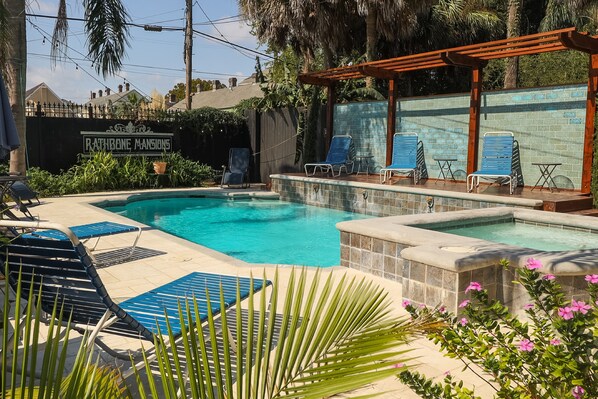 Outdoor spa tub