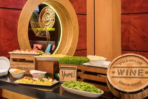 2 restaurants, breakfast served