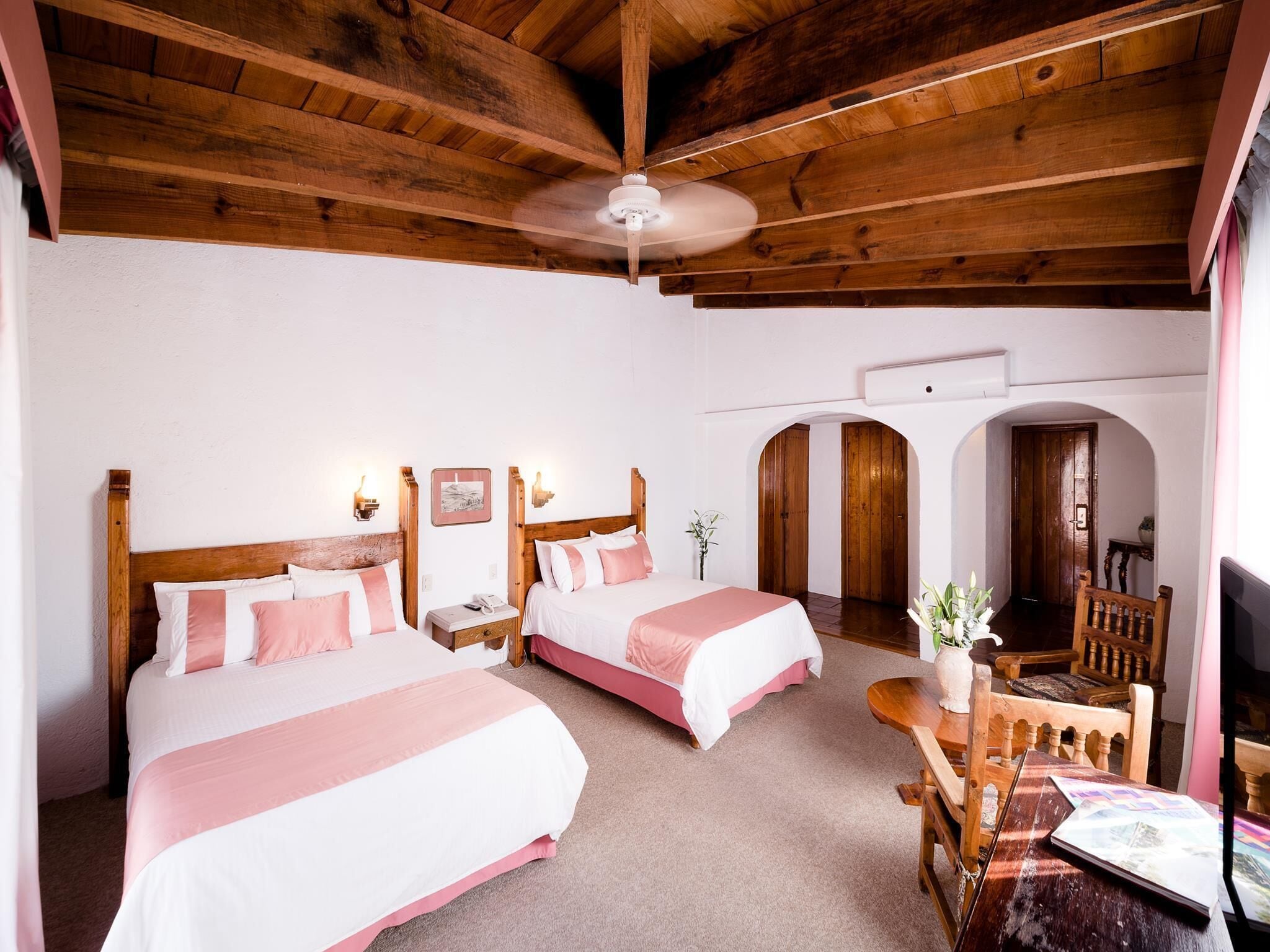 Ropa de cama de alta calidad, cubrecamas y escritorio 