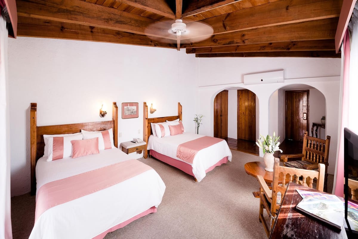 Ropa de cama de alta calidad, cubrecamas y escritorio