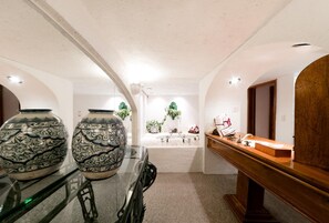 Shower, rainfall showerhead, free toiletries, hair dryer