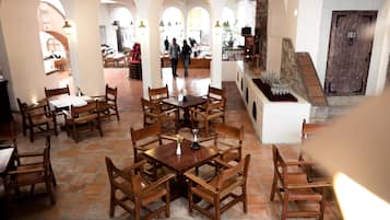 每日供应自助式早餐(每人 MXN 185)