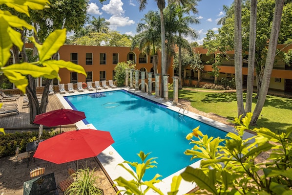 Outdoor pool, pool loungers