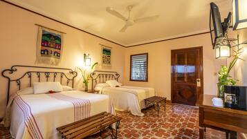 Cubrecamas, minibar y caja de seguridad en la habitación