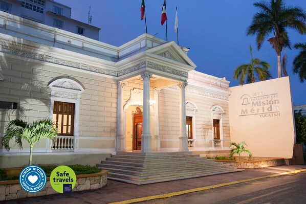 Fachada de la propiedad por la tarde o noche