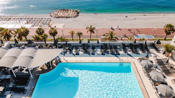 Un complexe hôtelier doté d’une piscine, d’une plage et d’un espace de détente.